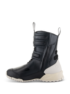 Botas Alpinestars Stella RT-7 Touring Drystar® para mujer, negro y blanco, perfil lateral de una bota alta de motociclismo para touring con confección en microfibra, cremallera lateral con correas ajustables y talón y suela en blanco roto en contraste.