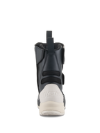Botas Alpinestars Stella RT-7 Touring Drystar® para mujer, vista trasera, negro y blanco, con un contrarrefuerzo del talón blanco reforzado con la marca Drystar, un tirador trasero y paneles textiles de acordeón para mayor flexibilidad.