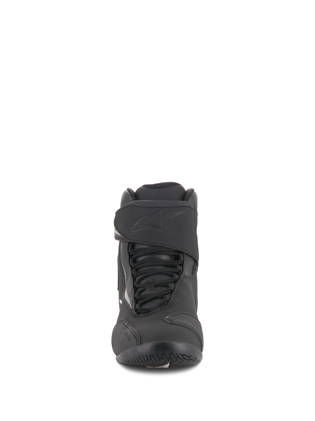 Zapatos impermeables Alpinestars Fastback 2 Drystar®, negro y blanco, vista frontal con sistema de cordones y correa ajustable de velcro, logotipo en relieve, construcción de cuero duradero y microfibra para conducción en carretera