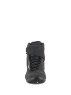 Zapatos impermeables Alpinestars Fastback 2 Drystar®, negro y blanco, vista frontal con sistema de cordones y correa ajustable de velcro, logotipo en relieve, construcción de cuero duradero y microfibra para conducción en carretera