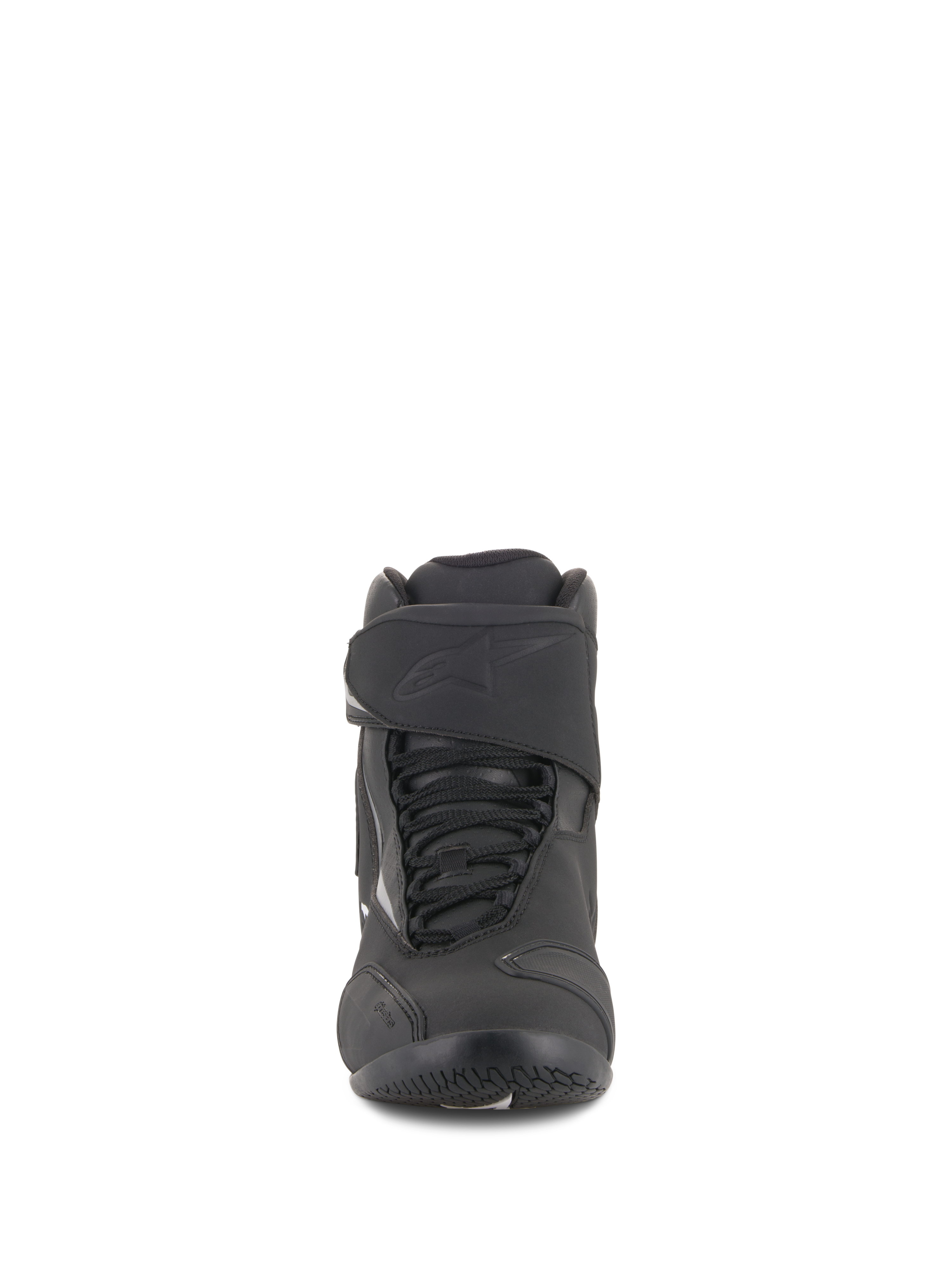 Zapatos impermeables Alpinestars Fastback 2 Drystar®, negro y blanco, vista frontal con sistema de cordones y correa ajustable de velcro, logotipo en relieve, construcción de cuero duradero y microfibra para conducción en carretera