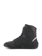 Zapatos impermeables Alpinestars Fastback 2 Drystar®, calzado para motociclista, negro y blanco, vista de perfil lateral, construcción en cuero negro y microfibra con caña alta, detalle de logotipo blanco en el talón, calzado impermeable estilizado para conducción en carretera