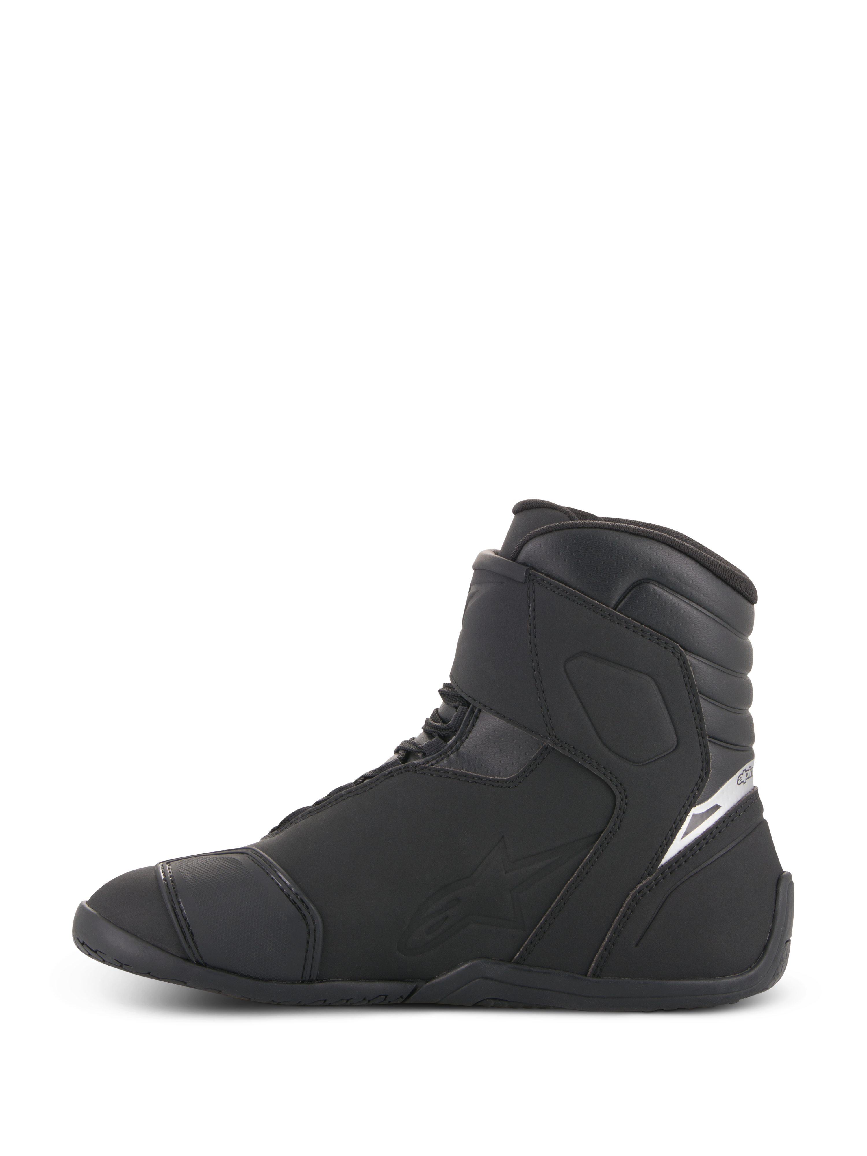Zapatos impermeables Alpinestars Fastback 2 Drystar®, calzado para motociclista, negro y blanco, vista de perfil lateral, construcción en cuero negro y microfibra con caña alta, detalle de logotipo blanco en el talón, calzado impermeable estilizado para conducción en carretera