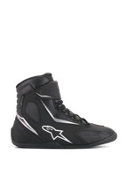 Alpinestars Fastback 2 Drystar, zapatillas de moto impermeables de caña alta en negro y blanco, perfil lateral con logo de estrella blanca y detalles plateados, cierre de cordones con correa de velcro, calzado impermeable para conducción urbana