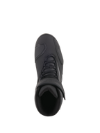 Alpinestars Fastback 2 Drystar® Waterproof Shoes, zapatos para montar en moto, negro y blanco, vista superior que muestra el cierre de cordones y la correa ajustable de velcro, calzado impermeable para conducción en carretera