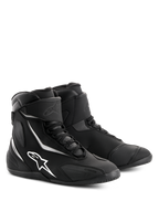 Alpinestars Fastback 2 Drystar® Waterproof Shoes, zapatos de conducción de motocicleta en negro y blanco, diseño de caña alta con logotipo y detalles de Alpinestars en blanco, cierre de cordones con correa de velcro en el tobillo, construcción duradera para turismo de carretera.