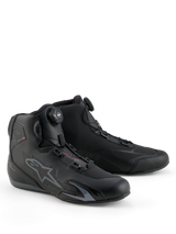 Zapatillas Alpinestars Celer, calzado para motociclismo, negro y gris oscuro, con sistema de cierre Rotor integrado para un ajuste de precisión, construcción en microfibra técnica con logotipo de estrella perforado, diseño deportivo de perfil bajo para carreras y conducción urbana