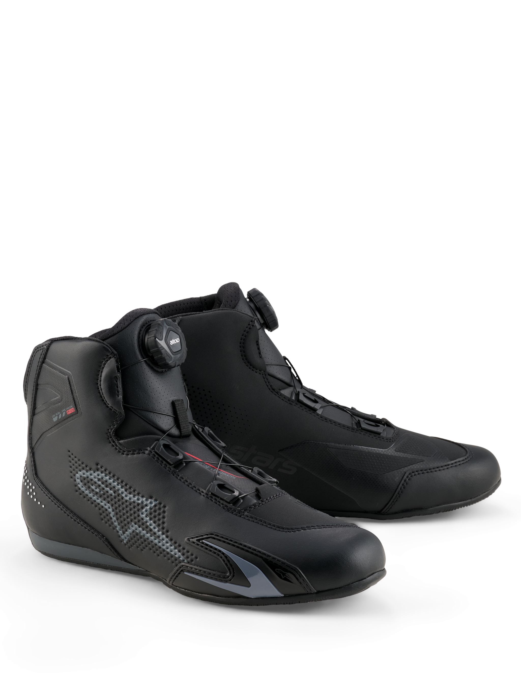 Zapatillas Alpinestars Celer, calzado para motociclismo, negro y gris oscuro, con sistema de cierre Rotor integrado para un ajuste de precisión, construcción en microfibra técnica con logotipo de estrella perforado, diseño deportivo de perfil bajo para carreras y conducción urbana