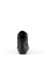 Alpinestars Celer Shoes, zapatillas de motociclismo, negro y gris oscuro, vista trasera que destaca el talón reforzado, el cuello del tobillo y logotipos sutiles, construcción de microfibra técnica para pilotos de deporte y competición