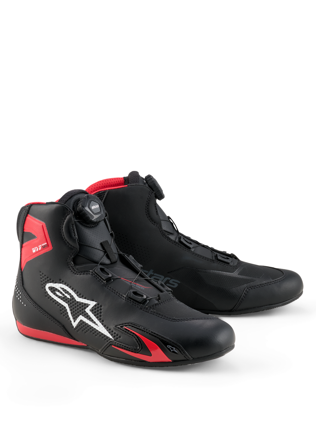 Alpinestars Celer Shoes, calzado para motociclismo, negro y rojo brillante, con el logotipo blanco de Astars, sistema de cierre de dial micrométrico y construcción de microfibra técnica con detalles de TPU rojos, diseño deportivo aerodinámico para carreras y conducción urbana