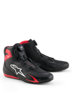 Alpinestars Celer Shoes, calzado para motociclismo, negro y rojo brillante, con el logotipo blanco de Astars, sistema de cierre de dial micrométrico y construcción de microfibra técnica con detalles de TPU rojos, diseño deportivo aerodinámico para carreras y conducción urbana