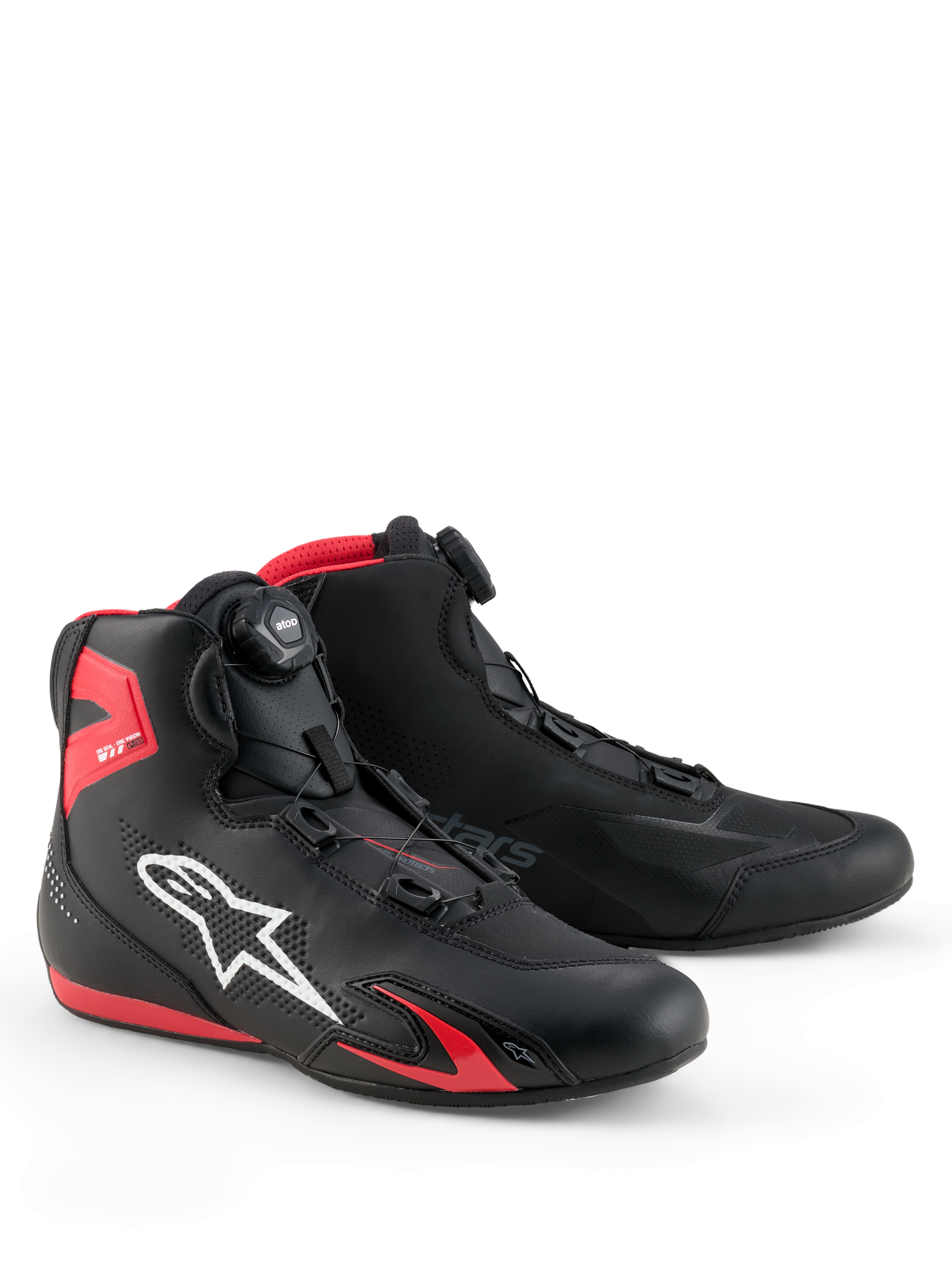 Alpinestars Celer Shoes, calzado para motociclismo, negro y rojo brillante, con el logotipo blanco de Astars, sistema de cierre de dial micrométrico y construcción de microfibra técnica con detalles de TPU rojos, diseño deportivo aerodinámico para carreras y conducción urbana