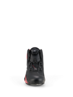Alpinestars Celer Shoes, zapatos de motociclismo, negro y rojo brillante, vista frontal que muestra el dial del sistema de cierre Rotor, parte superior de microfibra técnica y diseño aerodinámico inspirado en las carreras
