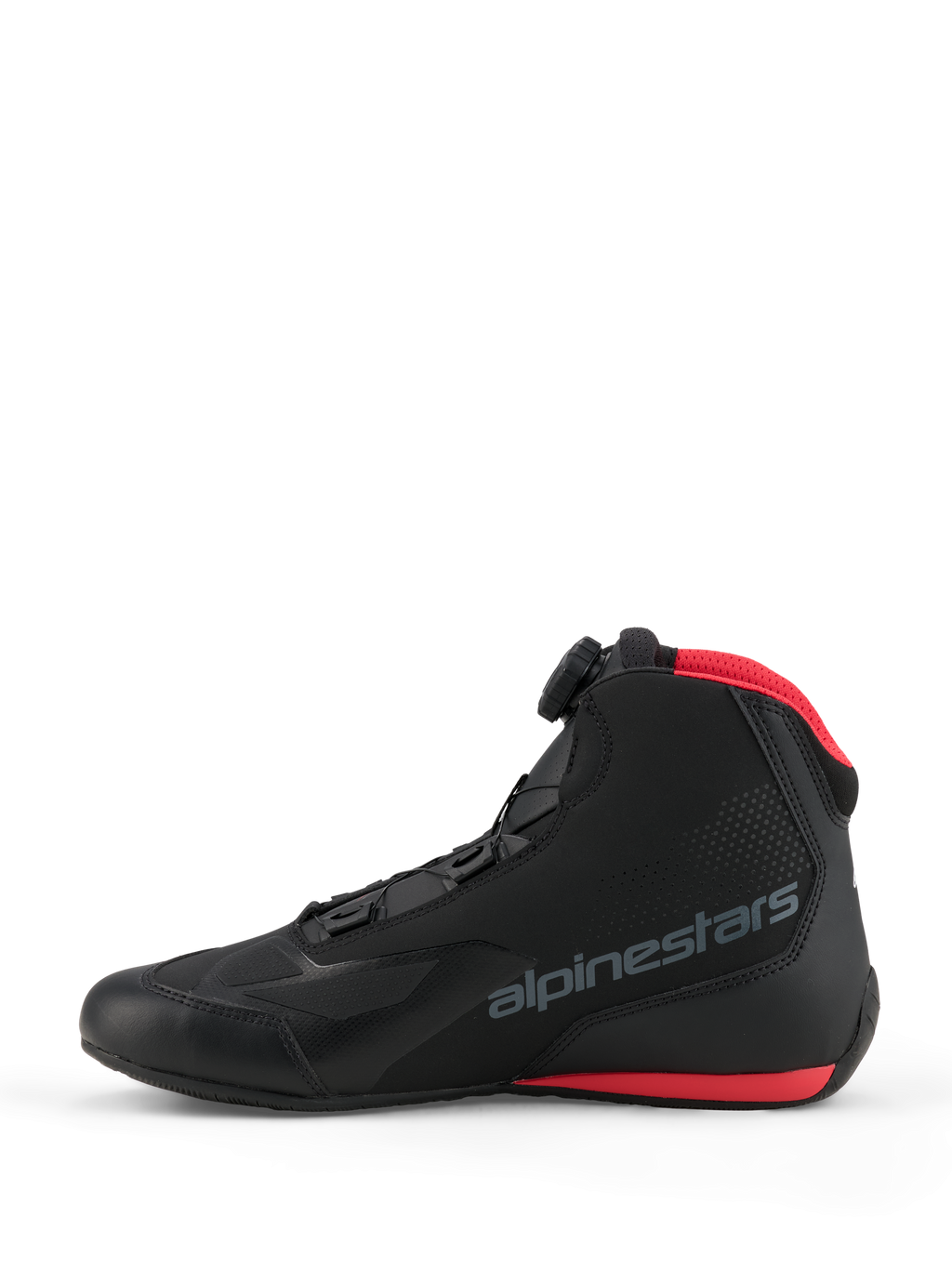 Zapatos Alpinestars Celer, calzado para motociclismo, negro y rojo brillante, vista de perfil lateral con el dial de cierre Alpinestars Rotor, parte superior de microfibra con logotipo de la marca en gris y detalles rojos en el cuello de malla y la suela.