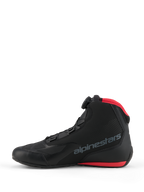 Zapatos Alpinestars Celer, calzado para motociclismo, negro y rojo brillante, vista de perfil lateral con el dial de cierre Alpinestars Rotor, parte superior de microfibra con logotipo de la marca en gris y detalles rojos en el cuello de malla y la suela.