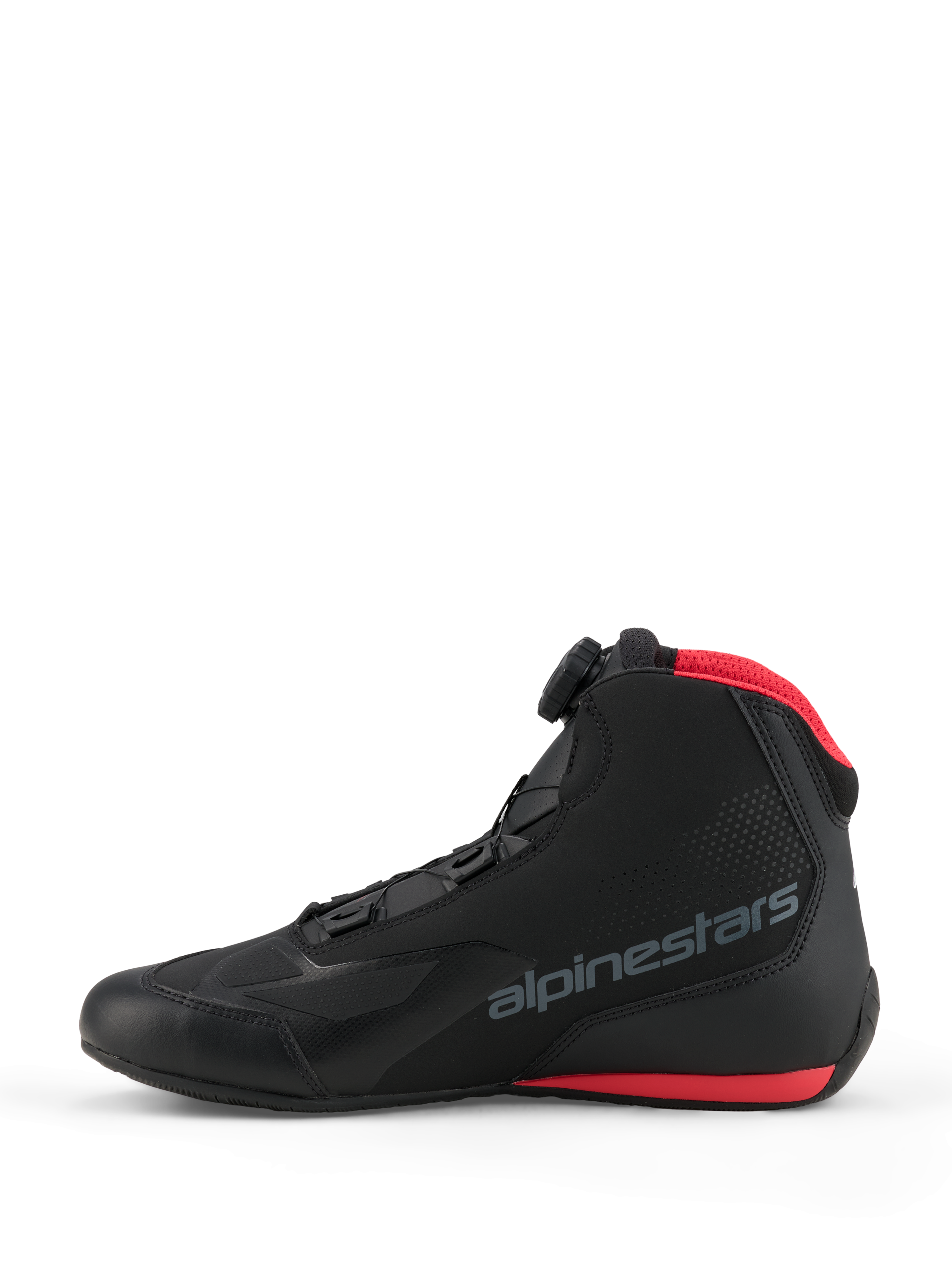 Zapatos Alpinestars Celer, calzado para motociclismo, negro y rojo brillante, vista de perfil lateral con el dial de cierre Alpinestars Rotor, parte superior de microfibra con logotipo de la marca en gris y detalles rojos en el cuello de malla y la suela.