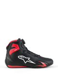 Alpinestars Celer Shoes, zapatos para motociclismo, negro y rojo brillante, vista de perfil con el logotipo de Alpinestars en blanco, dial del sistema de cierre Rotor, protección de tobillo de TPU rojo y construcción de microfibra aerodinámica para deporte y carreras