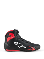 Alpinestars Celer Shoes, zapatos para motociclismo, negro y rojo brillante, vista de perfil con el logotipo de Alpinestars en blanco, dial del sistema de cierre Rotor, protección de tobillo de TPU rojo y construcción de microfibra aerodinámica para deporte y carreras