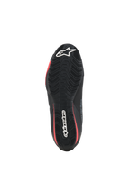 Zapatos Alpinestars Celer, calzado de motociclismo, negro y rojo brillante, vista inferior que muestra la suela de goma texturizada con logotipos de Alpinestars en blanco y detalles en rojo