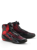 Zapatos Alpinestars Celer Superair, calzado deportivo para motociclismo, negro y rojo brillante, con el sistema de cierre Alpinestars Rotor y parte superior textil transpirable, diseño elegante con refuerzos de TPU y suela con agarre texturizado