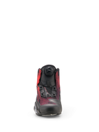 Alpinestars Celer Superair Shoes, zapatos de moto, negro y rojo brillante, vista frontal con el dial del Sistema de Cierre Rotor y parte superior de tejido de flujo de aire transpirable con refuerzos protectores