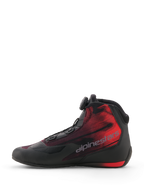 Zapatos Alpinestars Celer Superair, calzado de moto, negro y rojo brillante, vista de perfil lateral que muestra el dial del sistema de cierre Rotor de Alpinestars, parte superior de tejido ventilado y un llamativo gráfico degradado en rojo con el logotipo de Alpinestars