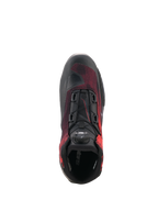 Zapatos Alpinestars Celer Superair, calzado para motociclismo, negro y rojo brillante, vista superior que muestra el dial del Sistema de Cierre Rotor, textil transpirable de flujo de aire y construcción reforzada para conducción deportiva.