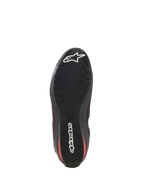 Alpinestars Celer Superair Shoes, zapatos de moto, negro y rojo brillante, vista inferior que muestra la suela de goma negra resistente al aceite con un patrón de agarre ondulado texturizado y el logotipo de Alpinestars en blanco en la puntera y el talón