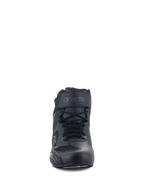 Zapatos Alpinestars Faster-3 Rideknit®, calzado para moto, Negro Negro, vista frontal que muestra los cordones y la correa de velcro en el tobillo, construcción ligera de microfibra y malla