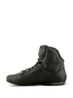 Zapatos Alpinestars Faster-3 Rideknit®, zapatos de motociclismo color negro, vista de perfil lateral, chasis de microfibra con paneles perforados, diseño de caña alta con cierre de cordones y correa de tobillo, calzado de alto rendimiento para conducción en carretera