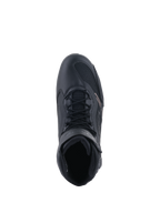 Zapatos Alpinestars Faster-3 Rideknit®, calzado para motociclismo, negros, vista superior que muestra el sistema de cordones y la correa del tobillo, con una combinación de malla transpirable y microfibra, diseño deportivo para conducción en carretera de alto rendimiento