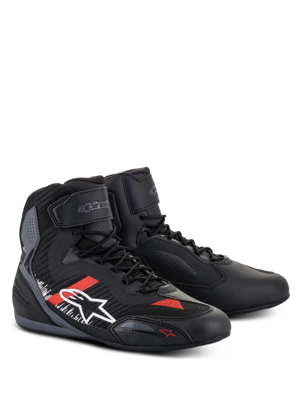 Zapatos Alpinestars Faster-3 Rideknit®, calzado para moto, en color negro, gris y rojo brillante, con parte superior de microfibra y textil de punto, logotipo Alpinestars blanco en el lateral con detalles en rojo y blanco, cierre de cordones con correa de velcro en el tobillo y diseño deportivo de carretera.