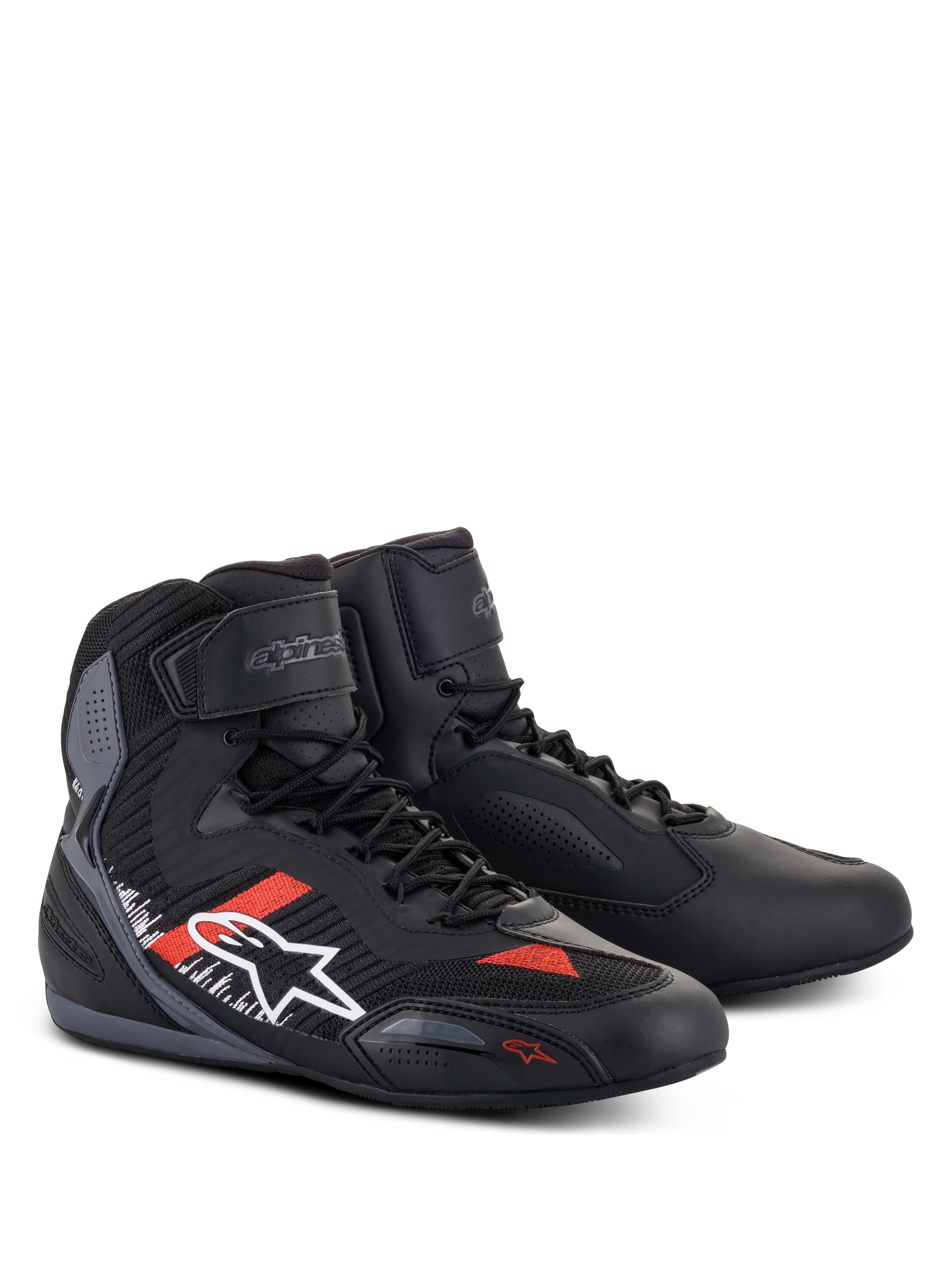 Zapatos Alpinestars Faster-3 Rideknit®, calzado para moto, en color negro, gris y rojo brillante, con parte superior de microfibra y textil de punto, logotipo Alpinestars blanco en el lateral con detalles en rojo y blanco, cierre de cordones con correa de velcro en el tobillo y diseño deportivo de carretera.