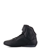 Zapatillas Alpinestars Faster-3 Rideknit®, calzado para moto, negro, vista de perfil lateral, parte superior de microfibra con paneles de ventilación perforados, cierre de cordones con correa de velcro en el tobillo, diseño deportivo inspirado en las carreras de carretera