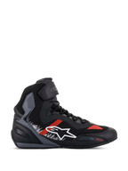 Zapatillas Alpinestars Faster-3 Rideknit, zapatillas para montar en moto, negras con detalles en gris y rojo brillante, diseño de caña alta con logotipo de estrella blanca, confección de tejido de punto transpirable, correa en el tobillo, paneles texturizados grises, suela negra y gris