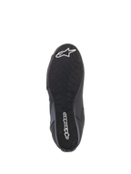 Zapatos Alpinestars Faster-3 Rideknit®, vista de la suela, suela de goma negra con patrón de tracción ondulado, con el texto de Alpinestars y el logo de la estrella en blanco, mostrando detalles de agarre para la conducción de motocicletas