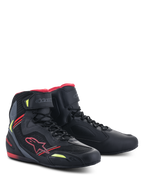Alpinestars Faster-3 Rideknit® Shoes, Negro Rojo Amarillo Fluo, zapatillas de moto ligeras con parte superior de microfibra y malla, logotipo de Alpinestars rojo y acentos en amarillo fluorescente, perfil de caña alta con cierre de cordones y correa en el tobillo