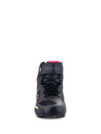 Zapatos Alpinestars Faster-3 Rideknit®, calzado de moto, negros con detalles en rojo y amarillo flúor, vista frontal con cordones, correa de velcro en el tobillo y paneles de punto transpirable con forro rojo