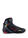Alpinestars Faster-3 Rideknit® Shoes, zapatillas para motociclismo, negras con detalles en rojo y amarillo flúor, perfil lateral con construcción de malla transpirable y microfibra, diseño de caña alta con logo de estrella roja y correa ajustable en el tobillo