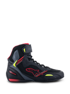 Alpinestars Faster-3 Rideknit® Shoes, zapatillas para motociclismo, negras con detalles en rojo y amarillo flúor, perfil lateral con construcción de malla transpirable y microfibra, diseño de caña alta con logo de estrella roja y correa ajustable en el tobillo