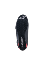 Zapatos Alpinestars Faster-3 Rideknit®, vista inferior, suela negra con detalles rojos, con un patrón de banda de rodadura texturizado para el agarre, logotipo de estrella de Alpinestars blanco en la punta y marca nominativa en el talón, calzado ligero para motociclismo