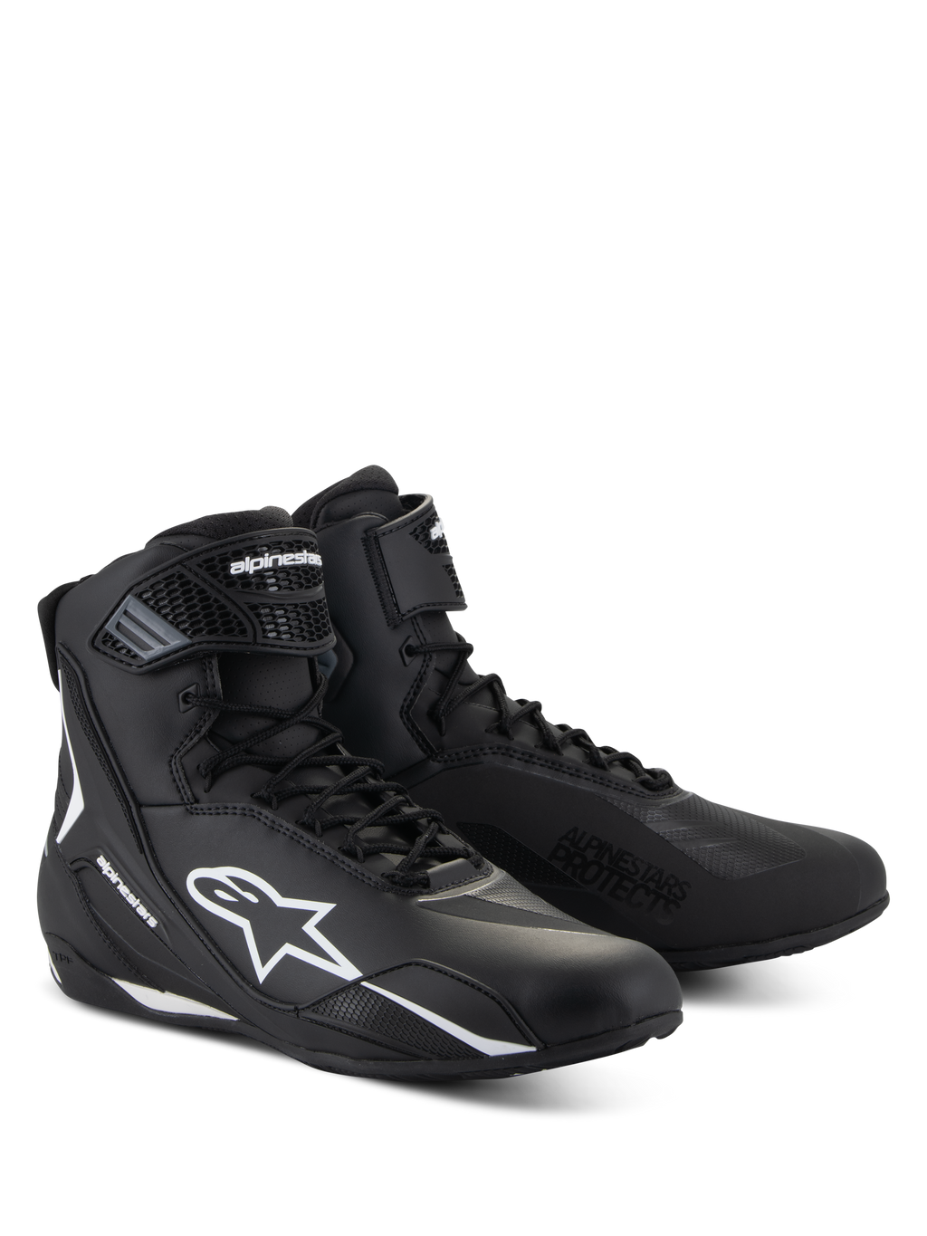 Zapatos Alpinestars Faster-4, zapatos de motociclismo negros con detalles en blanco, diseño de media caña con el logotipo blanco de Astars, texto 'Alpinestars Protects' en la puntera y cierre combinado de cordones y velcro.