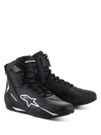 Zapatos Alpinestars Faster-4, zapatos de motociclismo negros con detalles en blanco, diseño de media caña con el logotipo blanco de Astars, texto 'Alpinestars Protects' en la puntera y cierre combinado de cordones y velcro.