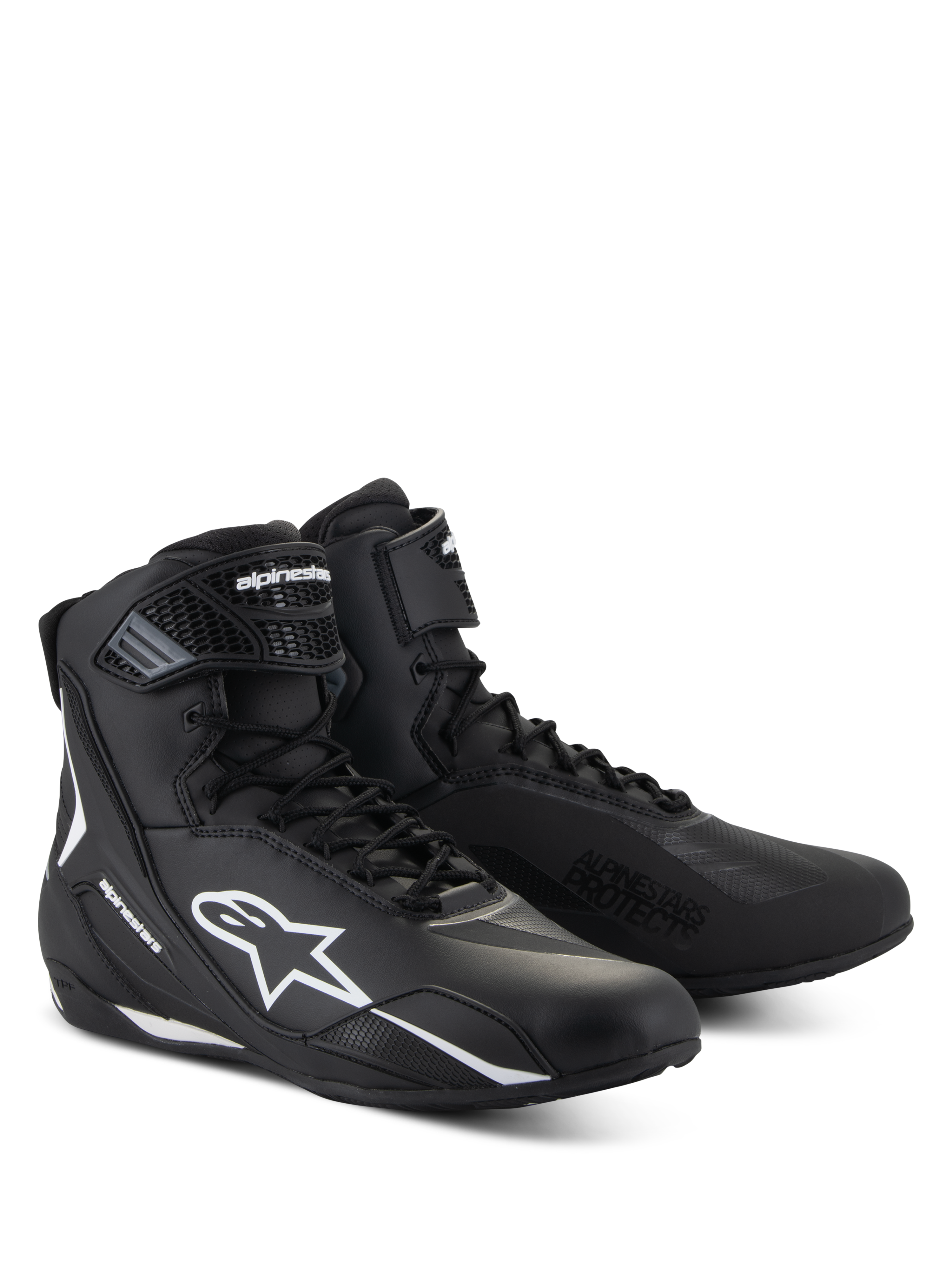 Zapatos Alpinestars Faster-4, zapatos de motociclismo negros con detalles en blanco, diseño de media caña con el logotipo blanco de Astars, texto 'Alpinestars Protects' en la puntera y cierre combinado de cordones y velcro.