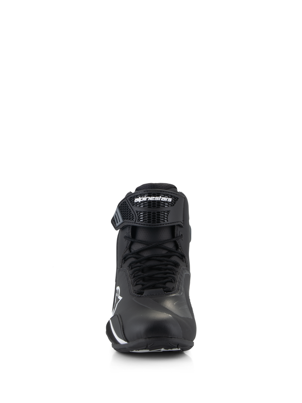 Zapatos Alpinestars Faster-4, calzado para motociclismo, negro y blanco, vista frontal que muestra el cierre de cordones y la correa ajustable de TPR en el tobillo con el logo de Alpinestars, diseño estilizado y protector para conducción en carretera