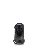 Zapatos Alpinestars Faster-4, calzado para motociclismo, negro y blanco, vista frontal que muestra el cierre de cordones y la correa ajustable de TPR en el tobillo con el logo de Alpinestars, diseño estilizado y protector para conducción en carretera