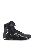 Alpinestars Faster-4 Shoes, zapatillas de motociclismo en negro y blanco, vista lateral de diseño de caña alta con logo de estrella blanco, correa de tobillo texturizada, cierre de cordones, parte superior de microfibra elegante y calzado de alto rendimiento inspirado en la competición