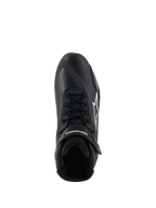 Alpinestars Faster-4 Shoes, zapatos para moto, negro y blanco, vista desde arriba que muestra el cierre de cordones, correa de velcro en el tobillo y el logotipo blanco de Alpinestars en el lateral