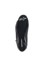 Alpinestars Faster-4 Shoes, calzado para motociclista, negro y blanco, vista de la suela de goma texturizada, con el logotipo de la estrella de Alpinestars en blanco en la puntera y el nombre de la marca en el arco, suela con agarre optimizado para rendimiento en carretera