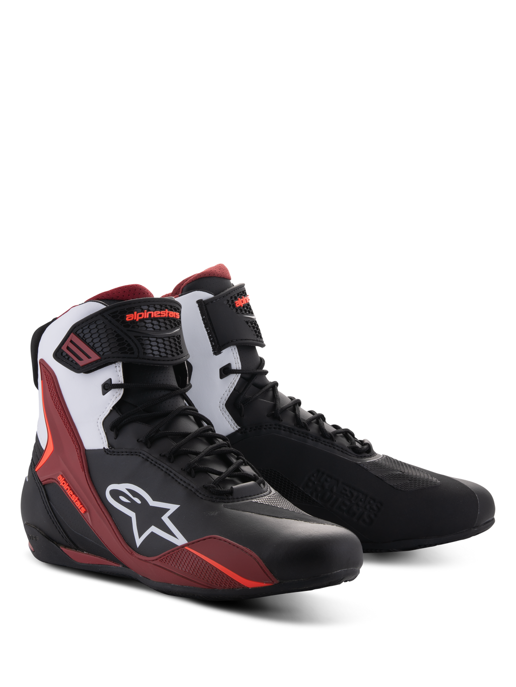 Zapatillas Alpinestars Faster-4, calzado para motociclismo, negro, blanco y rojo oscuro, con cierre de cordones y correa en el tobillo, logo blanco de Alpinestars en el lateral, diseño deportivo con protección reforzada para conducción en carretera